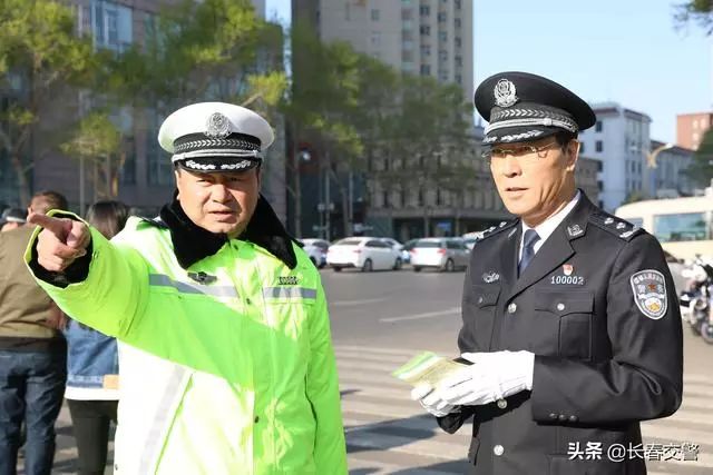 長春市公安局交通警察支隊政委黃維國,副支隊長陶洪傑在市內主要街路