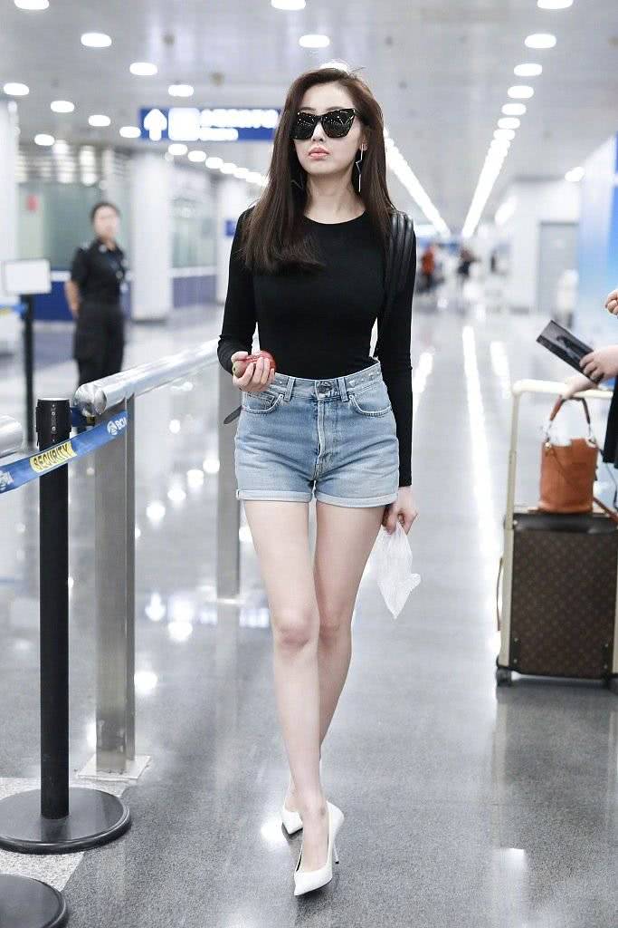 张天爱的腰太细了最小号的牛仔裤都穿着大一般人真穿不了上