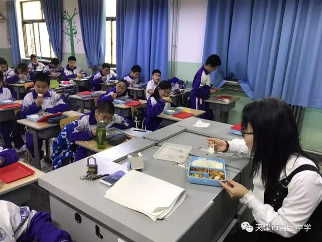 天津市第七中学关注食品安全,积极落实陪餐制度