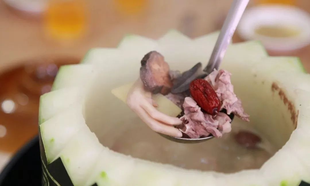 在冬瓜盅内加入东风螺,水鸭,红枣,薏米等食材,每一口都是鲜甜!