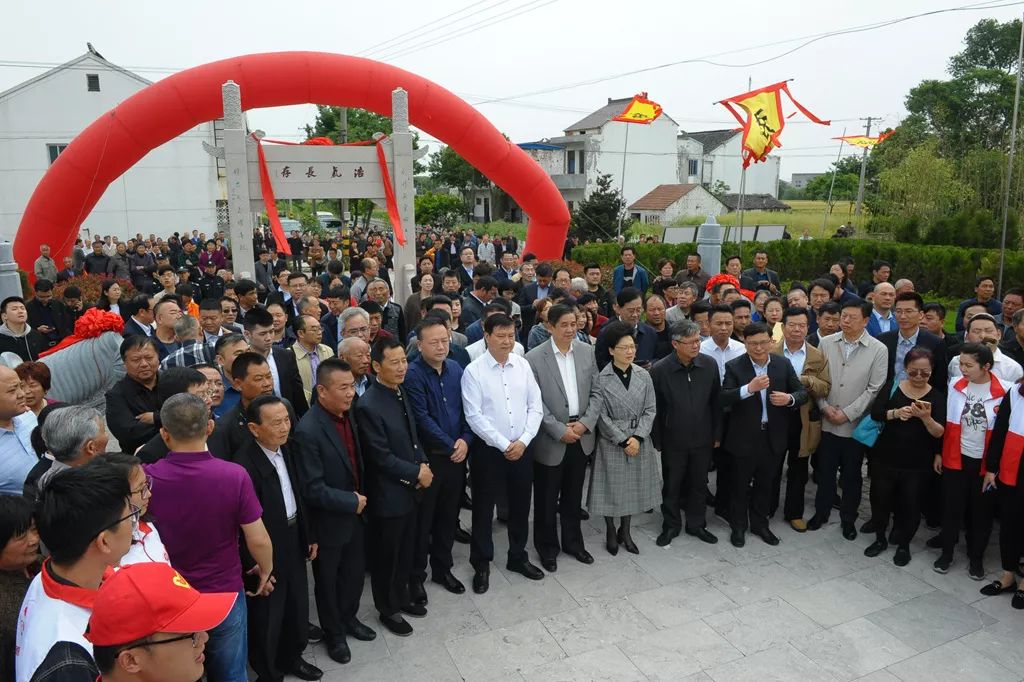 今天上午,在宜兴市周铁镇彭干村,300多名来自全国各地的岳飞后裔等