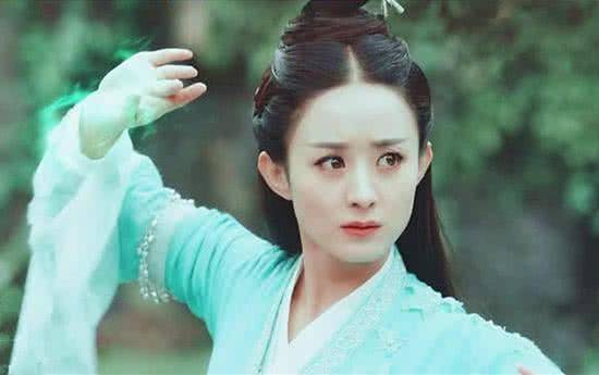 赵丽颖在《青云志》中扮演的碧瑶,一身蓝色衣衫,施法时的动作很柔美.