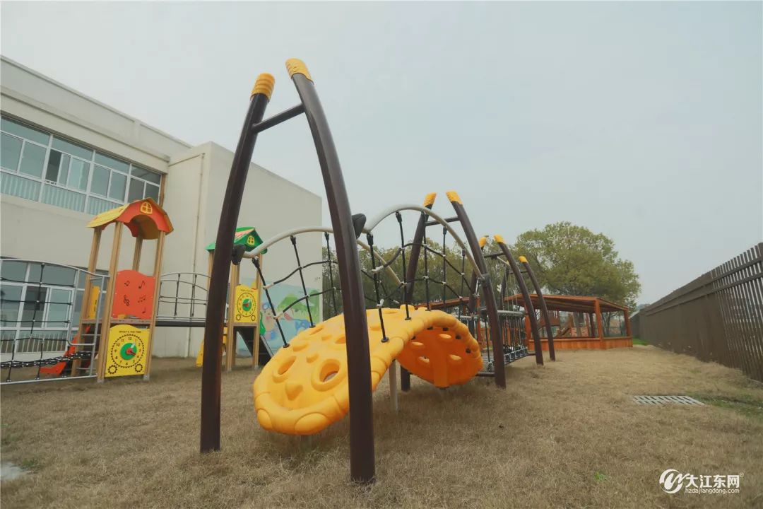 分之一课程和游戏是在幼儿园自己的林场,农田,教学池塘边进行的,森林