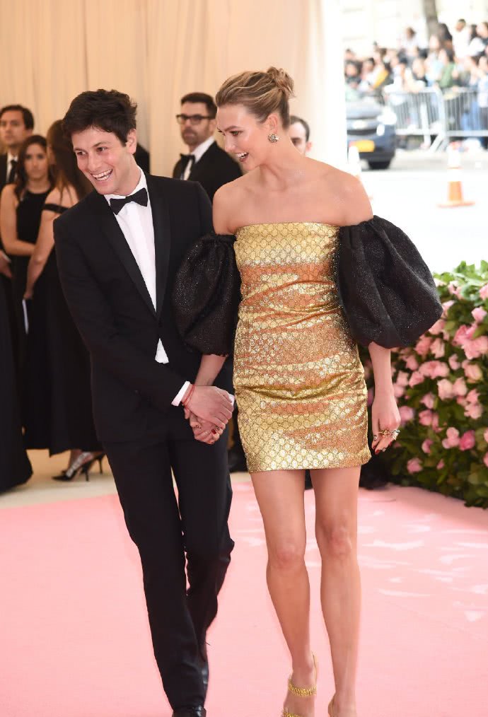 38岁超模吉娘娘和老公撒糖甜到我!穿粉紫色百褶裙美得清新霸气