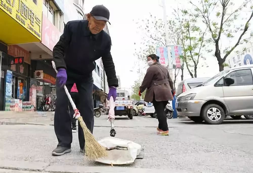 苏有余老人在扫街 辽宁日报记者张旭摄 下同