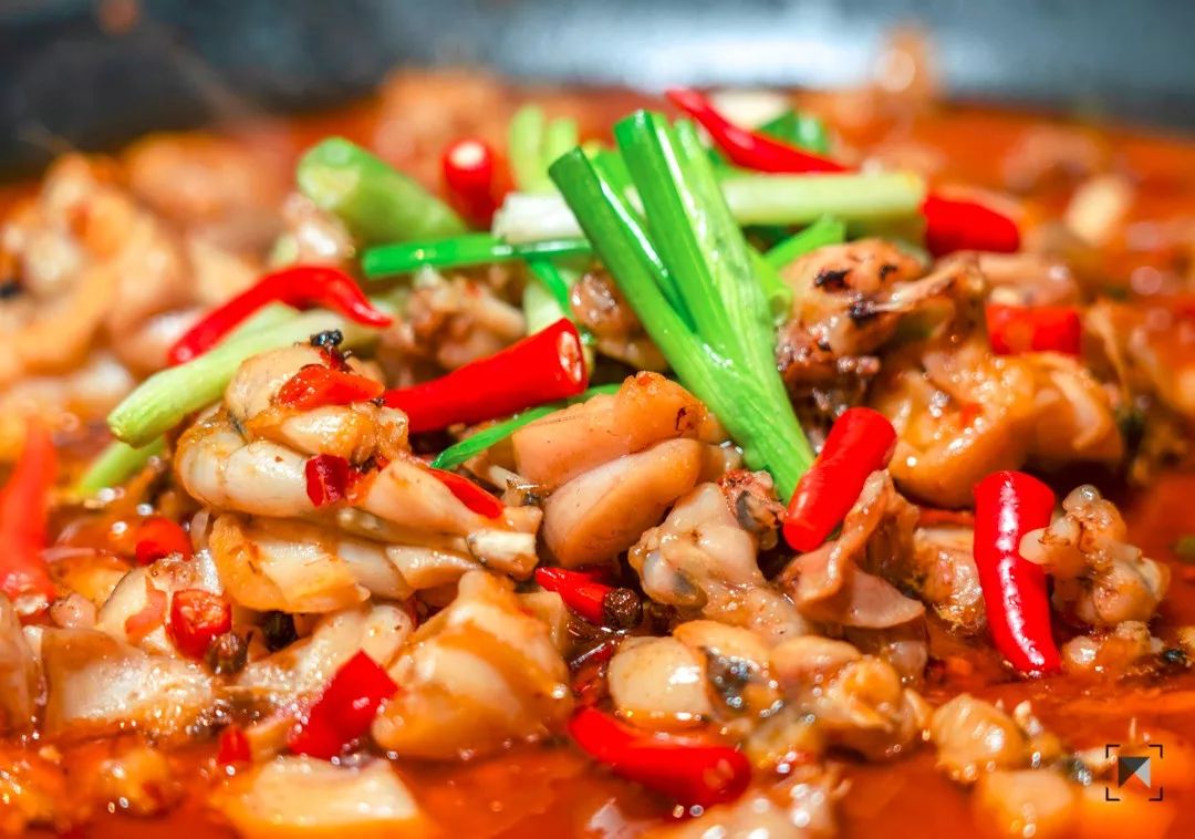 金牌烤蛙烤出来的牛蛙皮酥肉嫩,轻轻撕开的瞬间就能闻到撩人的香气.