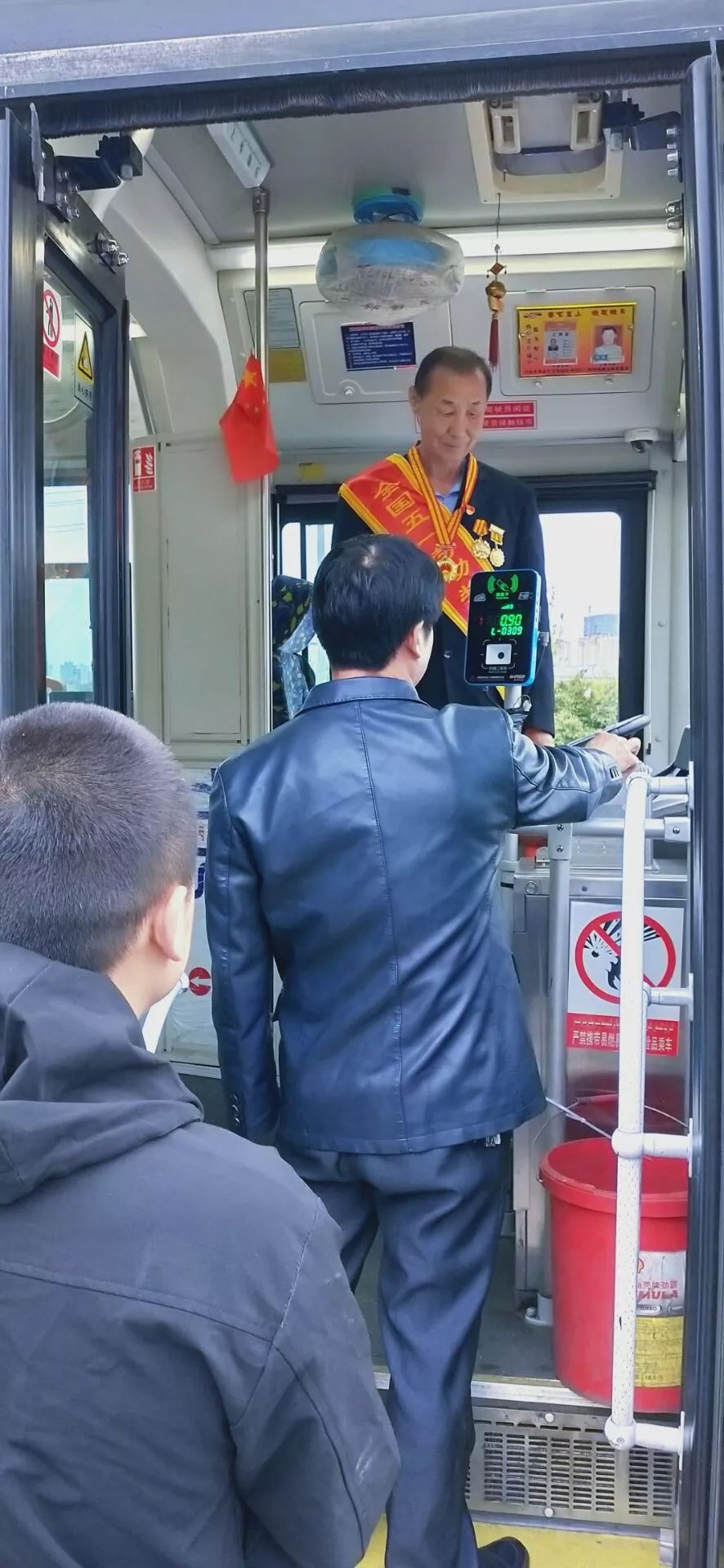 乌鲁木齐公交驾驶员李新民的五一情怀