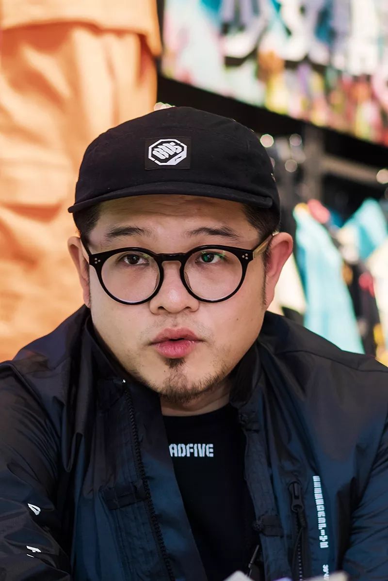 ▼ 设计师陈李杰它是由李宁 19 aw 时装周系列首席设计师陈李杰创立的