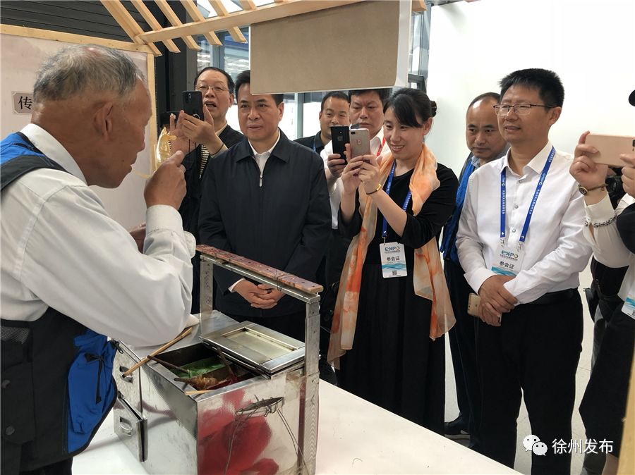 首届省运博会非遗展上,徐州香包成"打卡处"_王秀英