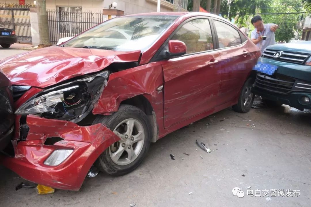 电白水东"三车"连环相撞!
