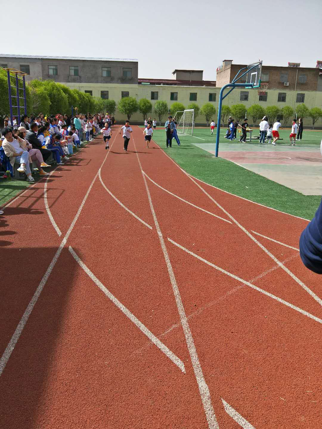 更快更高更强的奥运精神晋源区庞家寨小学第三届运动会