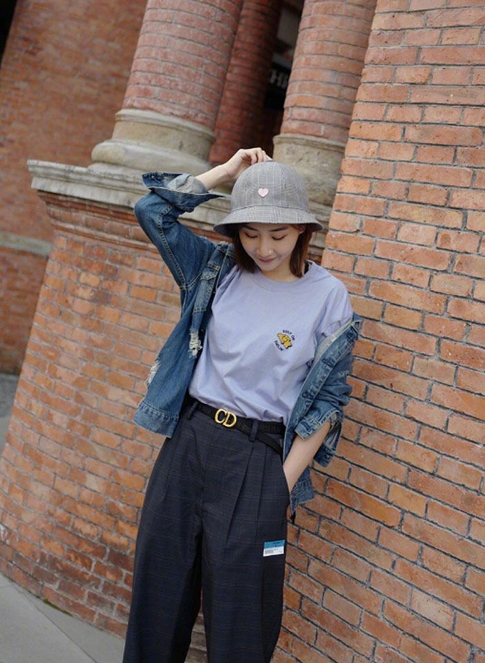 何雯娜真会穿!每套私服都能搭出腿长2米既视感,哪像160的姑娘_牛仔裤