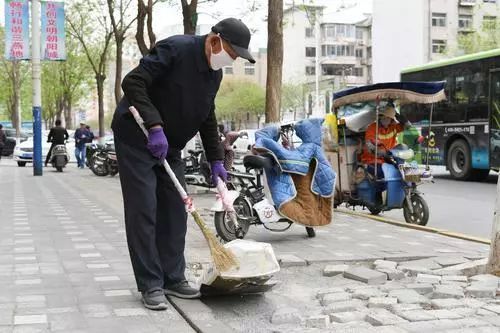 苏有余老人在扫街(辽宁日报记者张旭 摄)