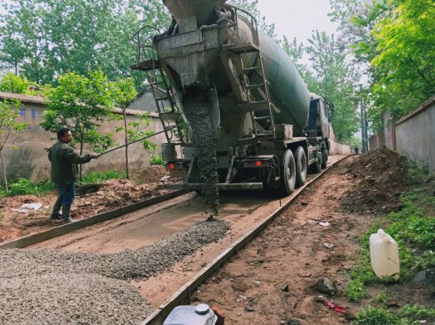 先修路"为切实改变村民出行条件,该村村民不等不靠由岳锁成,丁志霞