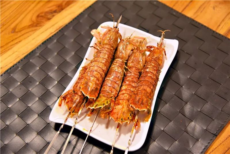 碳烤皮皮虾烤生蚝,这可是我们青岛人的最爱,一份8个,只要28元.