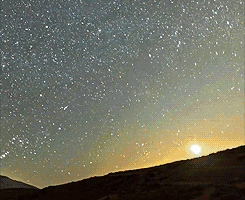 落日眼线其实就是眼影紧挨着眼皮上下的眼影落日眼线的画法指的是眼影