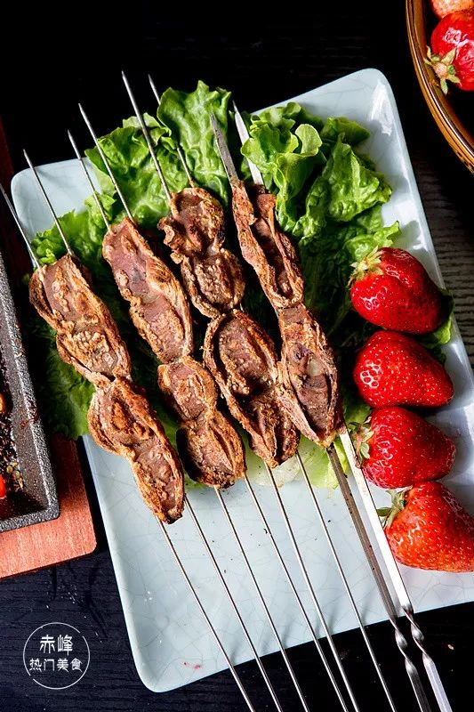 吊炉大串,300℃恒温烤制,360度循环受热,锁住肉的水份.