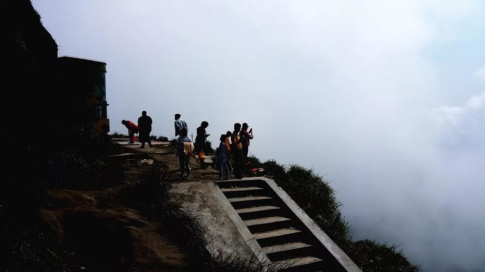 亦是粤西第二高峰素有"阳江屋脊"之称乃阳江第一高峰鹅凰嶂海拨1337米