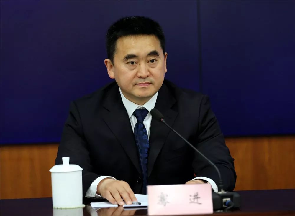 省政府副秘书长,省政府新闻发言人王延峰,省公安厅副厅长张立刚,介绍