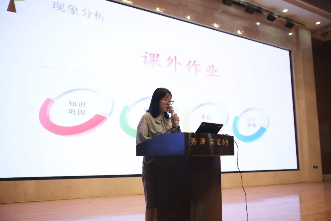 杨佳丽老师的主题分享是《望绿一棵树,守绿一片春》.