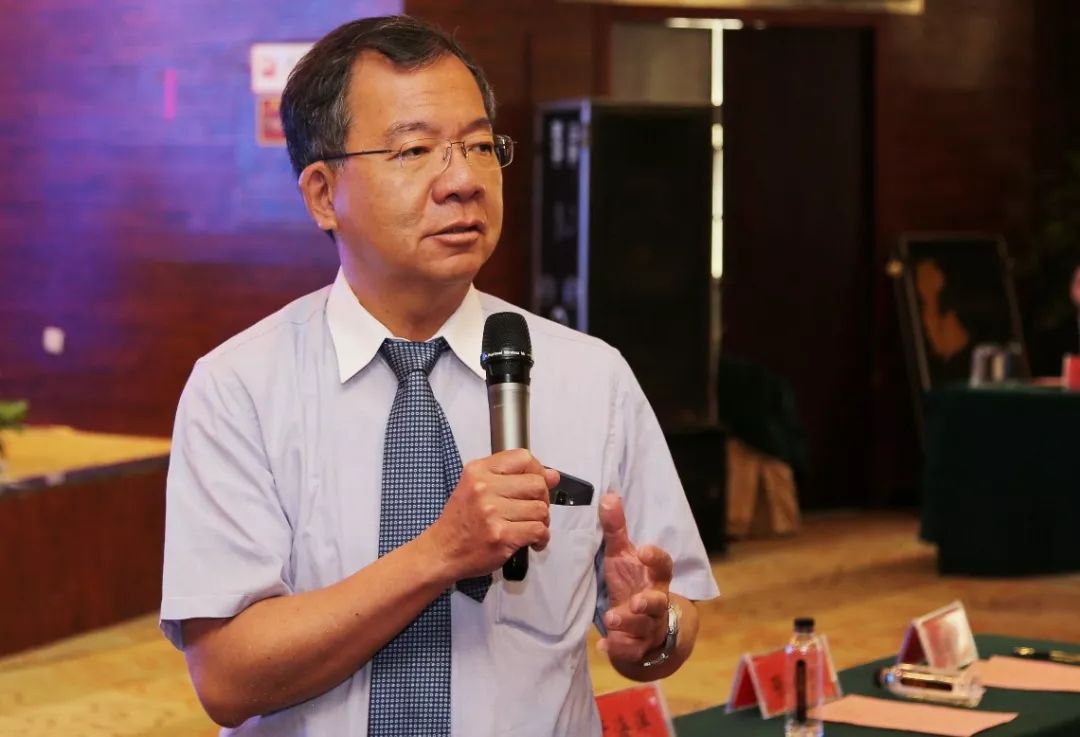 临泉县卫健委负责人李保平首先致辞,感谢各位专家能够来到临泉,医疗