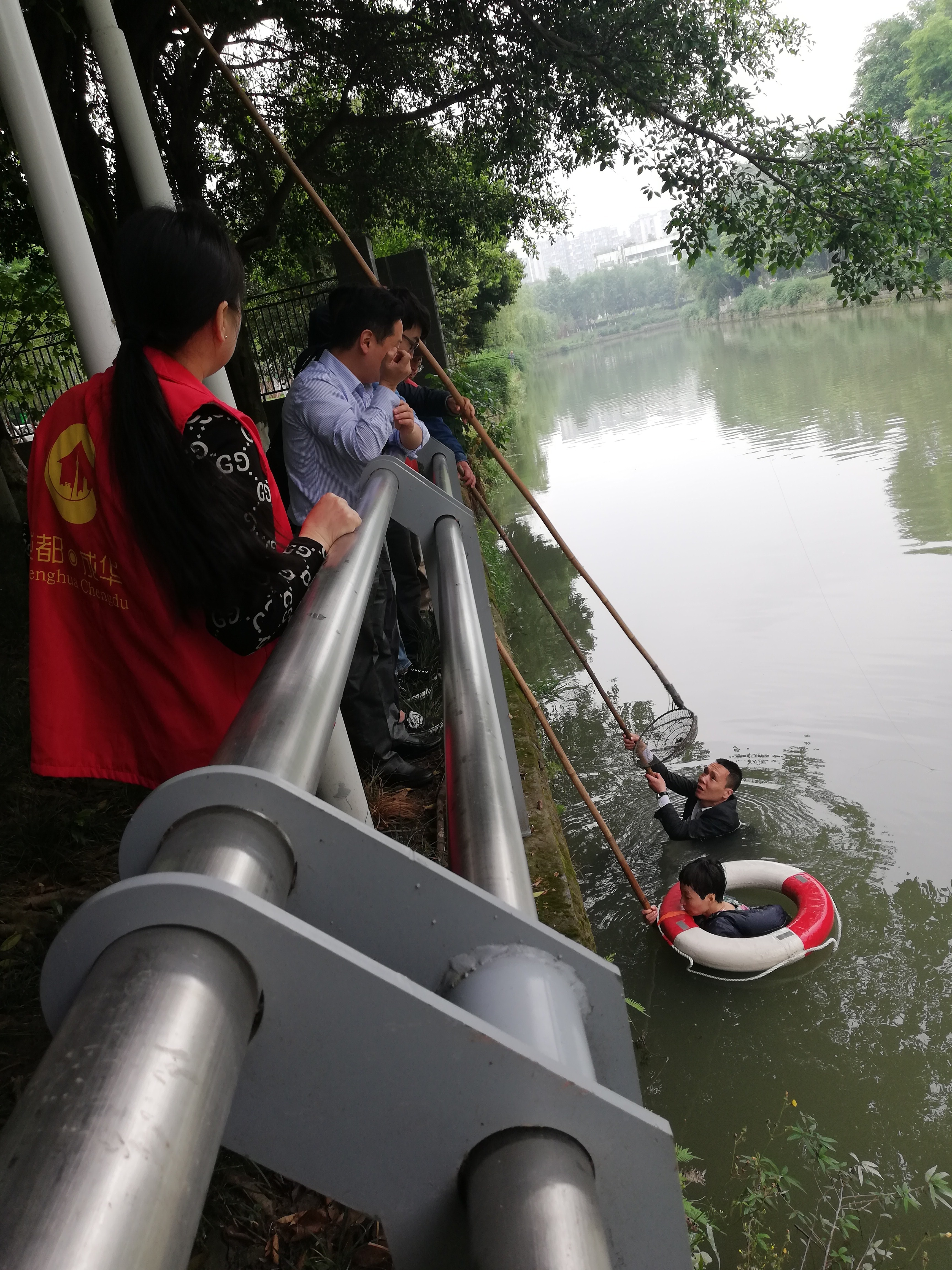 溺水救人照片图片