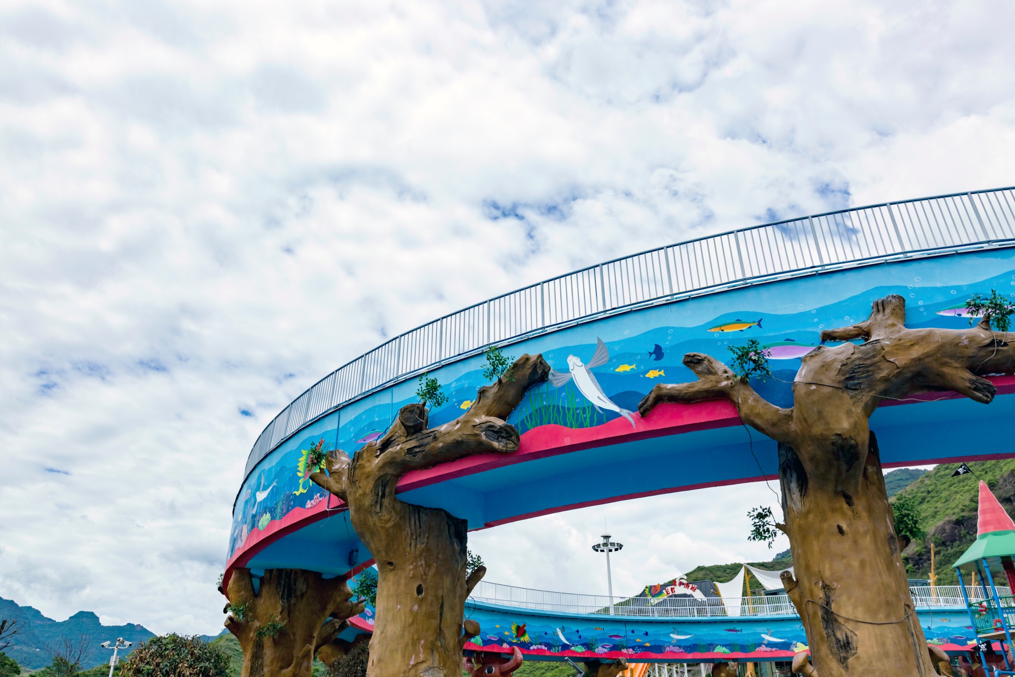 飞鱼部落水世界是一个丛林部落主题水世界乐园,位于遵义市习水县土城