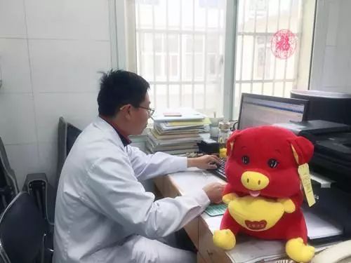 熊医生桌上的小猪公仔