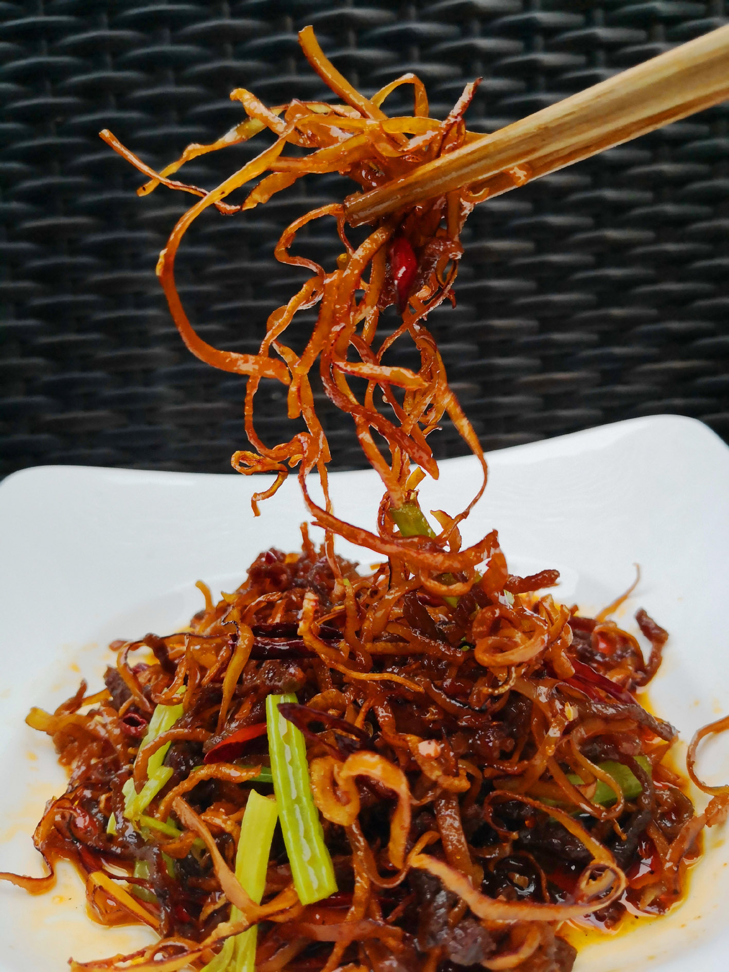 《干煸鱿鱼丝》《宫保虾球》《黄焖猪脚筋》《鲜椒浸鲈鱼》2019年入选