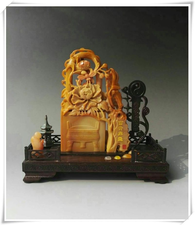 挂锁背面镌刻励志铭文:出自《论语·子罕》:子曰:" 知者不惑,仁者不忧