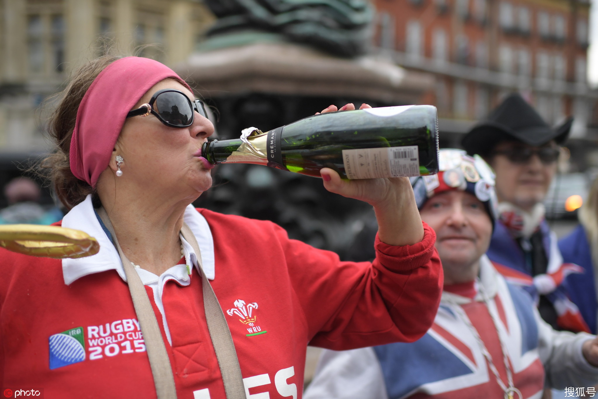 梅根王妃诞下男婴 英国皇室粉丝喝酒庆祝