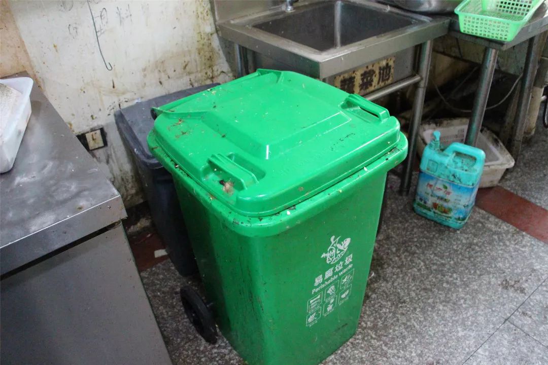垃圾桶脏,虽然加盖,但是离切配区过近米饭露天直接置于地面,极易被