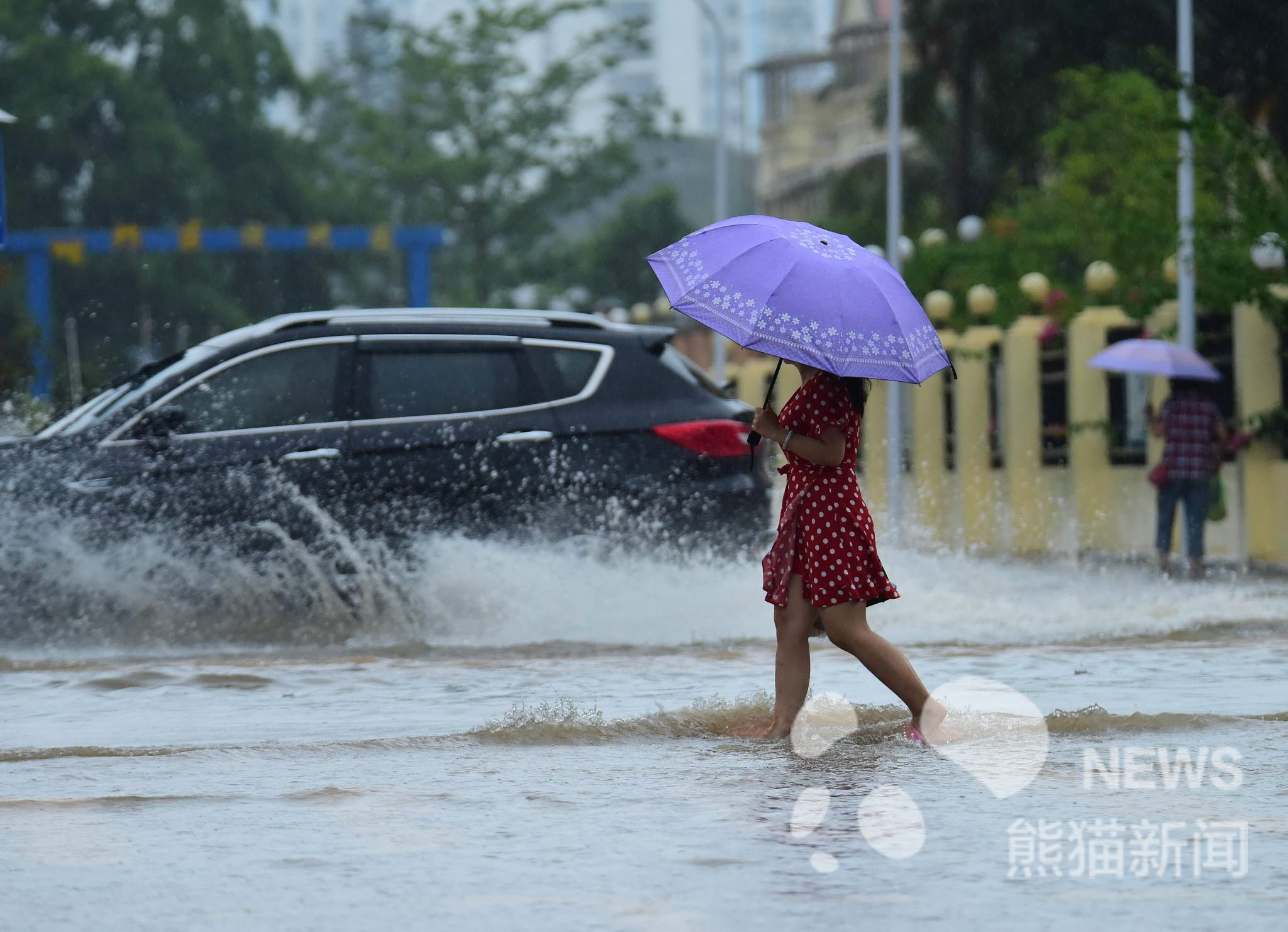 海南琼海遭遇暴雨天气 城区部分路段出现积水