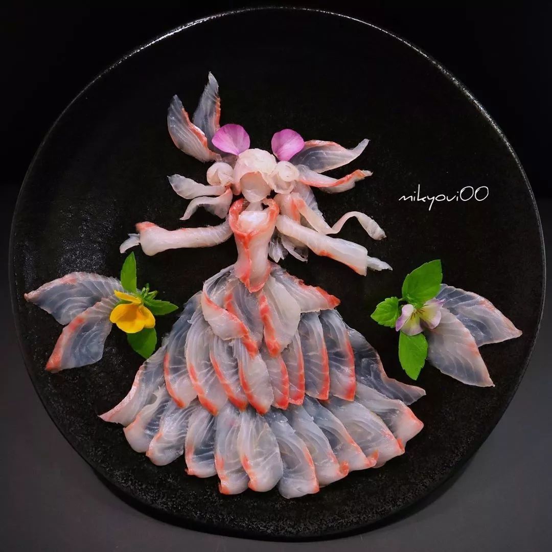 美丽的美人鱼演奏,两个在新婚之夜亲吻的情人,有在风中摇摆的女孩