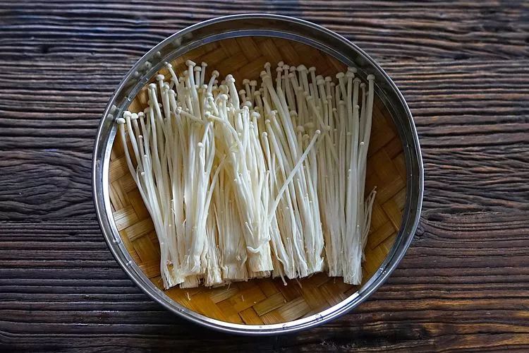 它和金针菇煮等于吃1斤鸡肉2杯牛奶10根胡萝卜