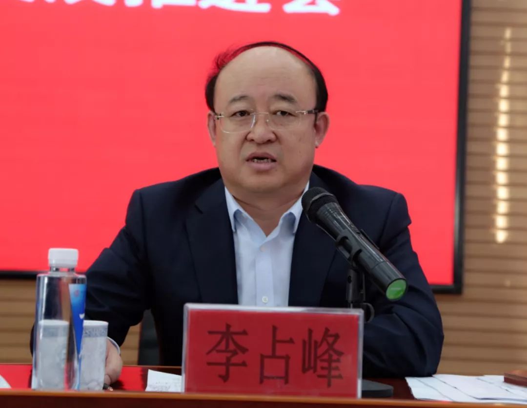 校长黄桂梅,青山区政府副区长李培文作了城乡结对帮扶工作经验交流