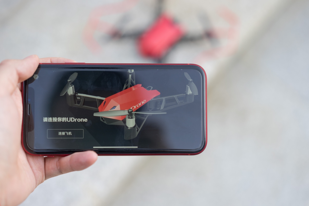 操作方面,udrone意念无人机可以使用app进行手机操作,下载好app之后