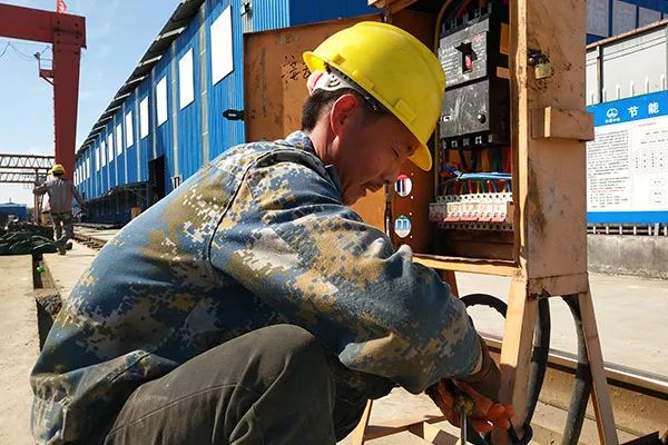 长益扩容工地电工全神贯注作业