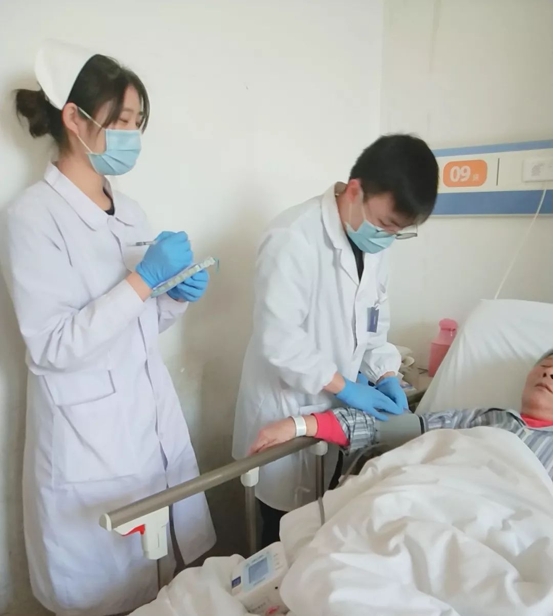 给了你所陪伴着的垂暮老人只因为穿起白大褂时的那一份责任仪器监护