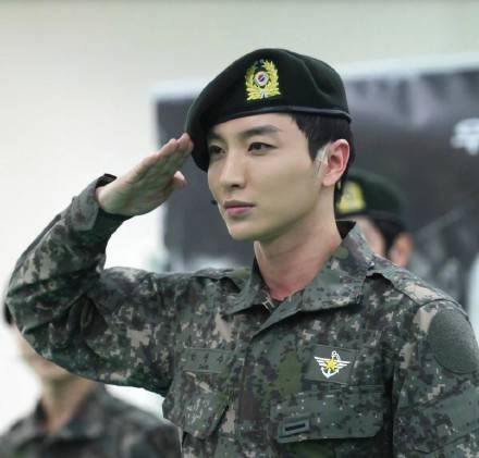 superjunior全员军毕,又轮到exo了,韩国男明星逃不过的一段路_金希澈