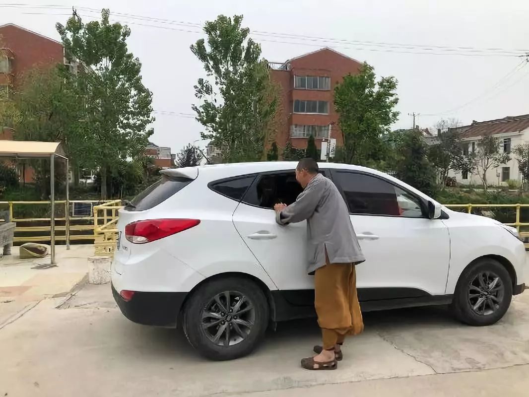 4月14日早上,丹阳护生小居的义工带着几个孩子来和道禄碰面,之后又