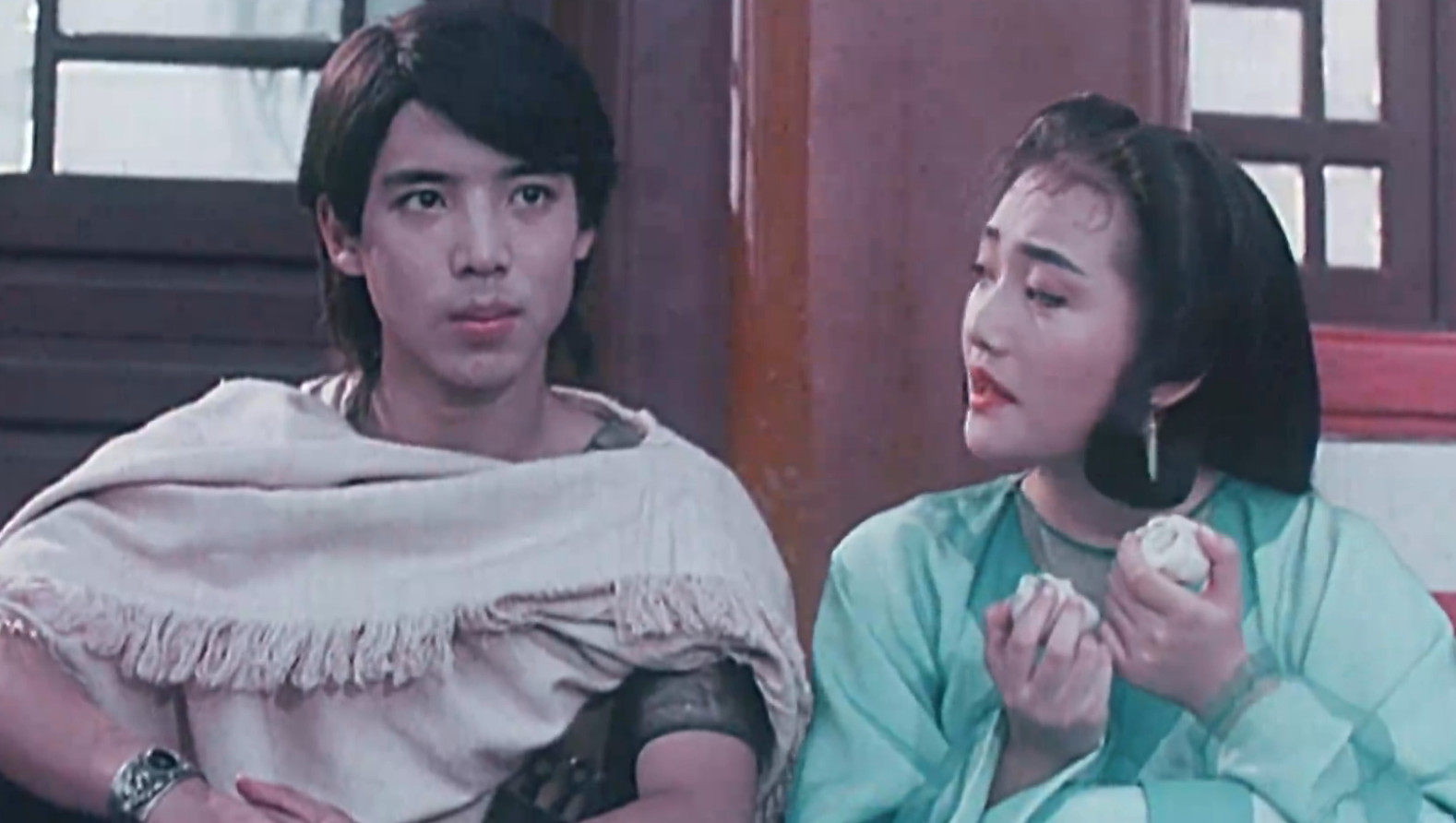 《江湖奇兵》的槽点要比亮点多一点,片中所有人物的服饰和发型都有股