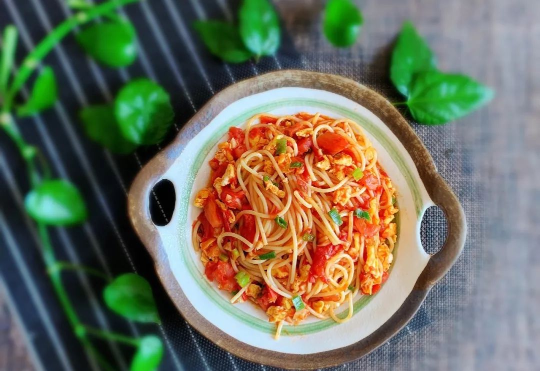 营养丰富的番茄鸡蛋炒意面就做好了简单易学快来试做下吧