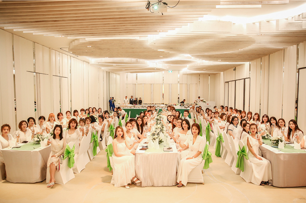 阿底提泰国逐梦之旅,盛装出席庆祝晚宴!