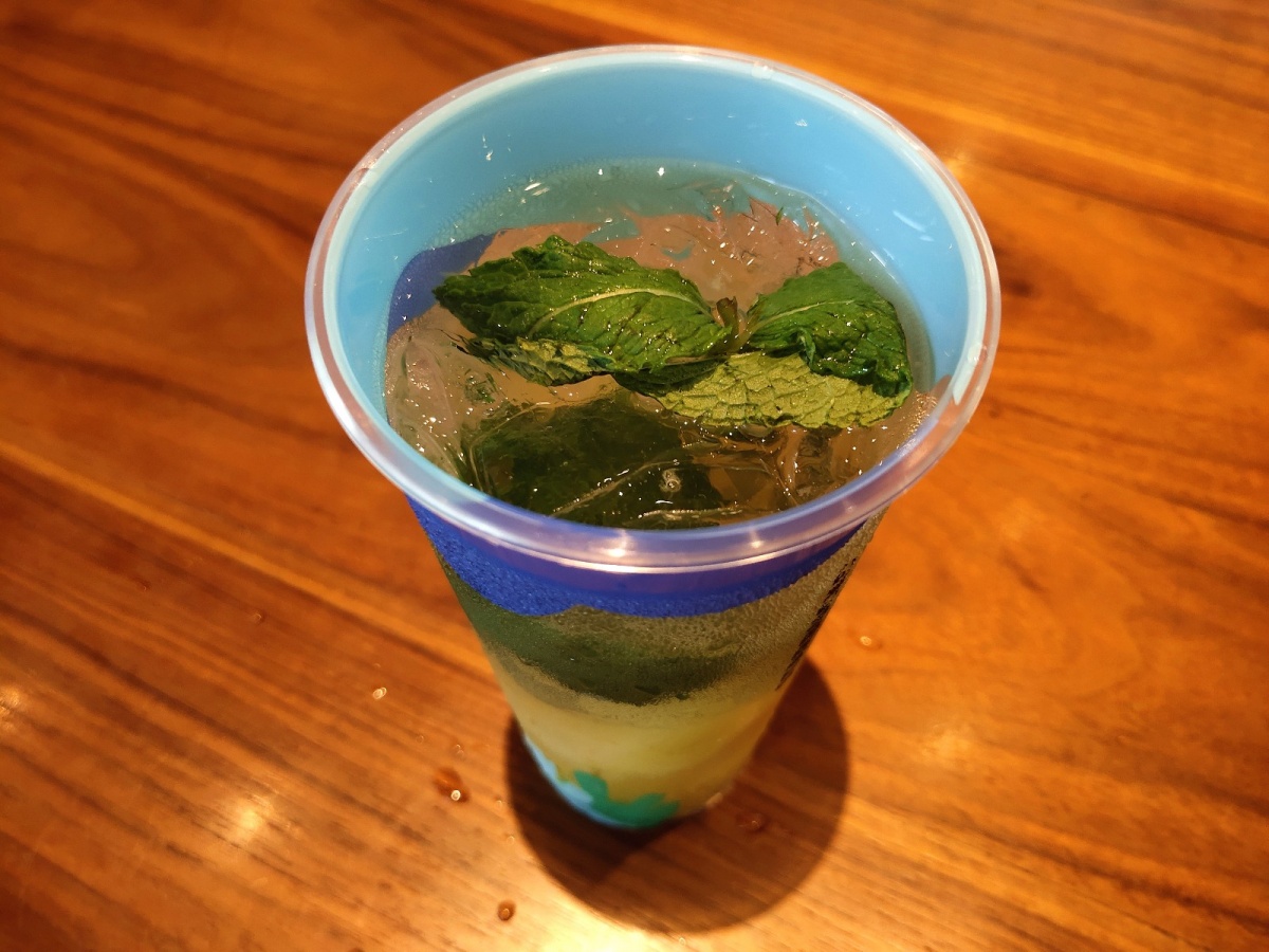 叶凉凉的气息灌入鼻腔,看着气泡咕噜咕噜往上冒,暑热都在此时烟消云散