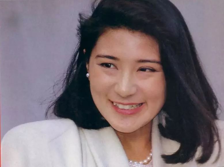 正是因为父亲的外交官身份,雅子幼年的生活十分国际化,先是在莫斯科读