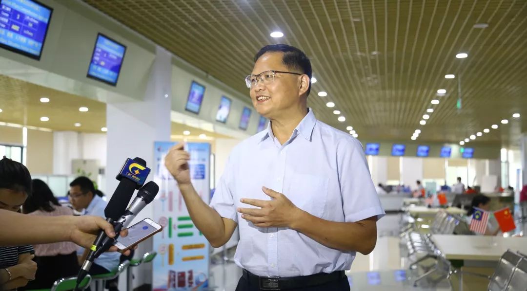 中马钦州产业园区管委会副主任莫福文就园区行政审批改革接受媒体采访