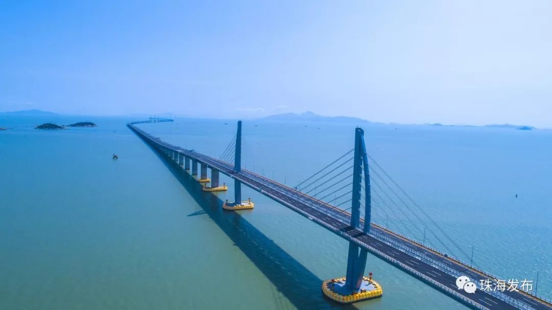 江海直达船航道桥(海豚造型桥塔)▼青州航道桥(中国结造型桥塔)▼西