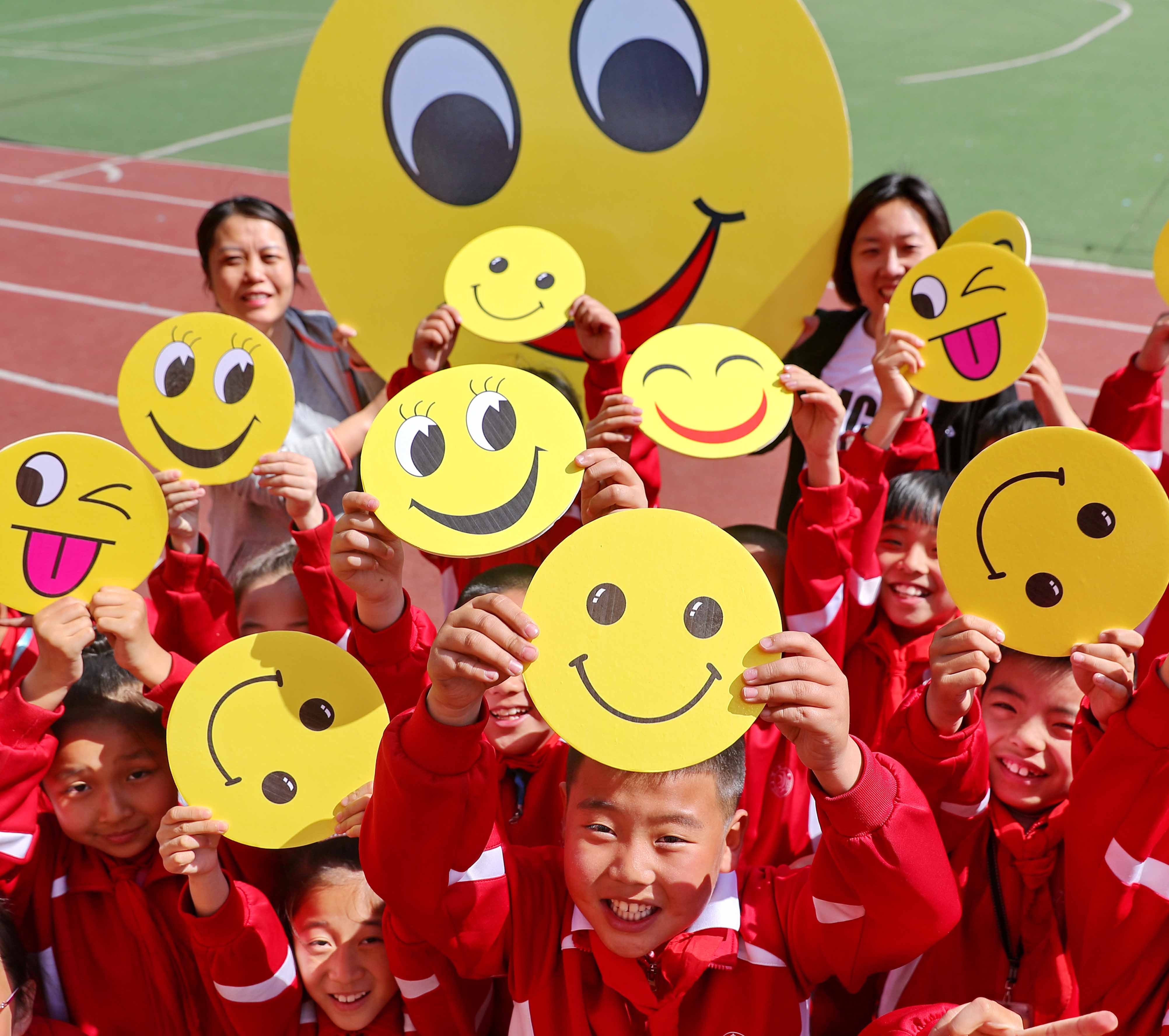 摄)当日,各地学校举办丰富多彩的微笑主题活动,迎接5月8日世界微笑
