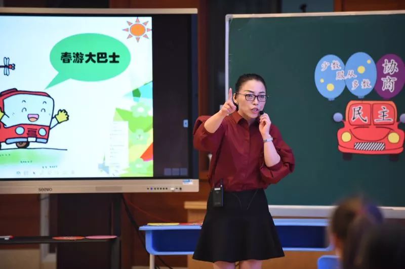 小学的张陈晨老师,平湖市实验小学的杨佳丽老师带来了教育专题分享